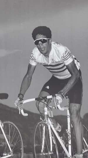 Indurain, con el maillot de líder que lleva inscrito UE Sants.  RAFA GÓMEZ