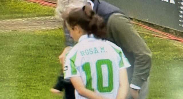 El abrazo de Joseba Aguirre y Rosa Márquez marca el camino de un Betis impotente: “El equipo lo da todo, pero no nos vale”