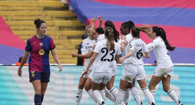 Sorpresa monumental en Montjuic: el Real Madrid sigue en una nube y gana al Barça por primera vez en su historia