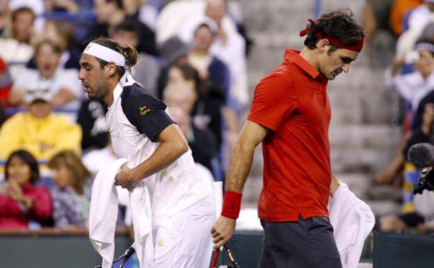 Baghdatis y Federer, durante su duelo en Indian Wells 2010.  REUTERS/Danny Moloshok