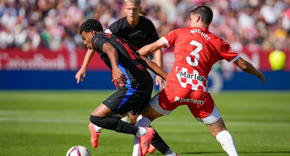 Lamine Yamal y Miguel Gutiérrez pelean por un balón en el Girona-Barça de la primera vuelta.