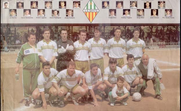 Foto de equipo del Sants, con su equipación blanca y verde, en los 90.  AMDS
