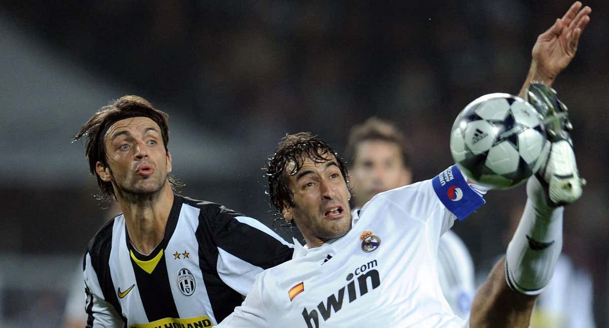 Legrottaglie cubre a Raúl en un partido de Champions contra el Madrid.