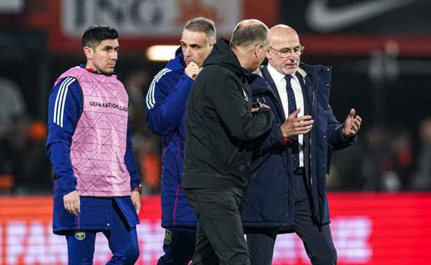 Luis de la Fuente charña con su segundo, Juanjo González, en De Kuip.  REUTERS