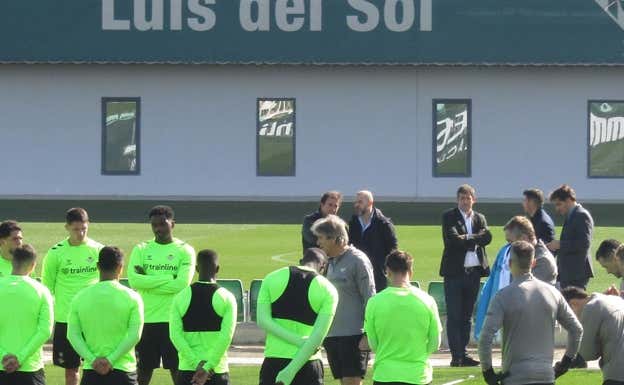 Los dirigentes, en el entrenamiento de este martes.