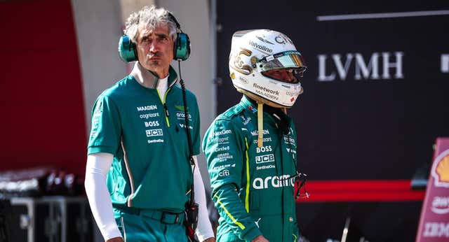 Una radio tras abandonar define la mentalidad de Fernando Alonso, que quería volver a pista: “¿Os gustaría salir a probar algo? Me quedo por el garaje dando una vuelta por si acaso”
