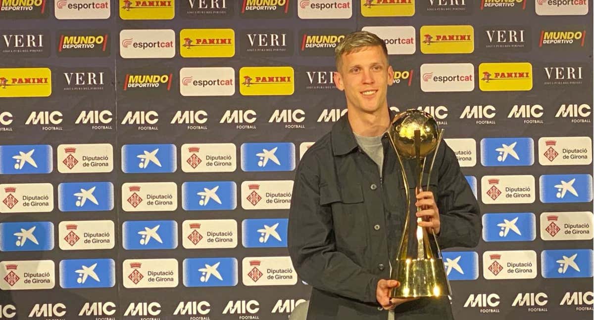 Dani Olmo, con el trofeo del MIC en la presentación este martes en Barcelona.