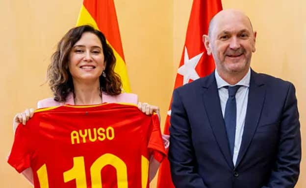 Louzán, junto a la presidenta de la Comunidad, Díaz Ayuso.  RFEF