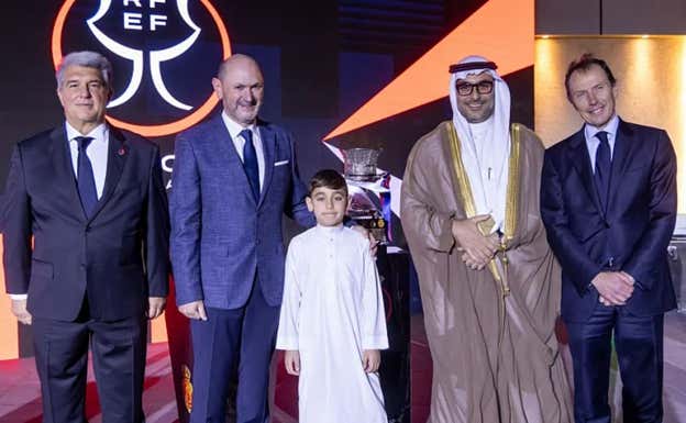 Louzán, con Laporta y Butragueño en la Supercopa de Arabia.  RFEF