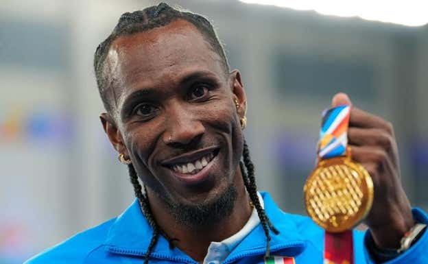 Andy Díaz posa con su medalla del campeonato mundial.  CEDIDA