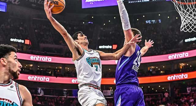 El titular Santi Aldama, a empujones con su compañero y ‘villano’ Bane en plena paliza a los Jazz