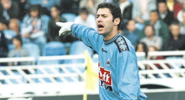 Con 20 años era profesor, a los 37 sumaba 400 partidos en Primera y le sentenció un fichaje millonario: «Mi salida de la Real Sociedad fue… Ni una camiseta, ni un vamos a cenar…»