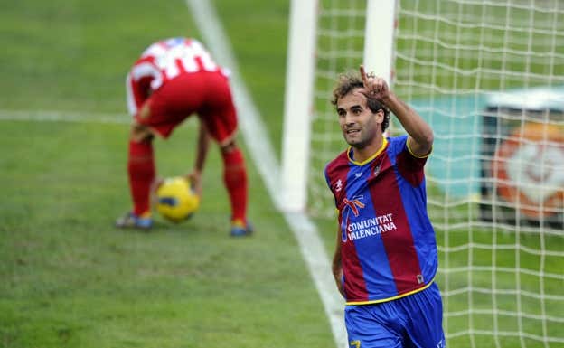 Barkero celebra un gol en un partido ante el Sporting de Gijón.  AFP