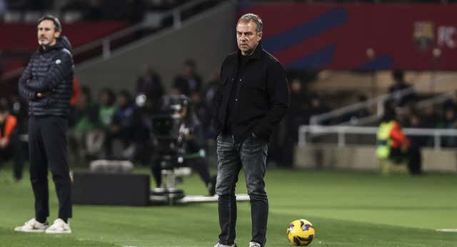Flick no esconde su malestar: “No era el mejor día para jugar y lo hemos pagado con la lesión de Olmo”