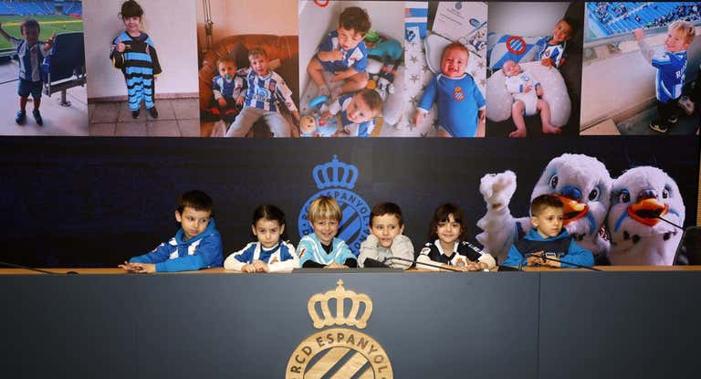 El Espanyol homenajeó a los socios nacidos en 2020.