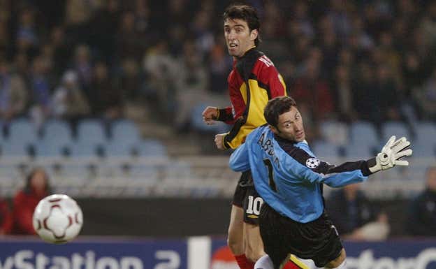 Alberto, junto a Hakan Sukur en un partido de Champions entre la Real y el Galatasaray.  AFP