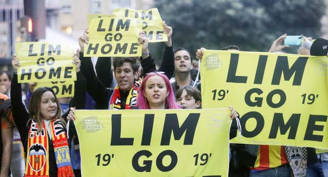 Un juez tumba la demanda de tres aficionados del Valencia que pedían una indemnización por la gestión de Peter Lim