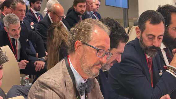 Juan de Dios Crespo, representante de los americanos, en la Junta del Sevilla, con Del Nido Benavente al fondo./