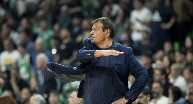Ergin Ataman discutiendo con su asistente, los árbitros saliendo increpados y la grada encendida: tensión en el OAKA tras la derrota del Panathinaikos ante el Paris