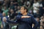 Ergin Ataman discutiendo con su asistente, los árbitros saliendo increpados y la grada encendida: tensión en el OAKA tras la derrota del Panathinaikos ante el Paris