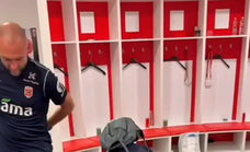 Odegaard recoge el vestuario tras una victoria y se hace viral
