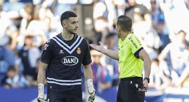 La afición del Espanyol se rebela contra el maltrato arbitral tras el escándalo de Mallorca: «Corrupción en la federación»