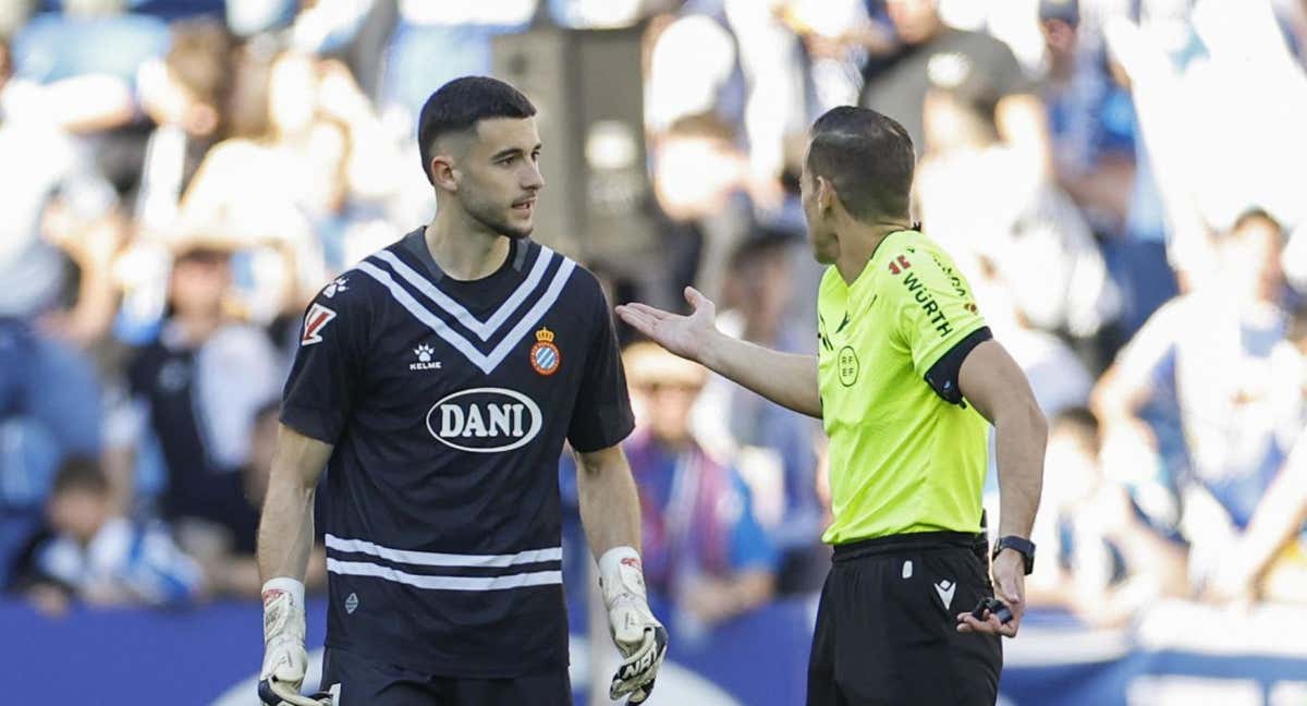 La afición del Espanyol la tomó con el colegiado.
