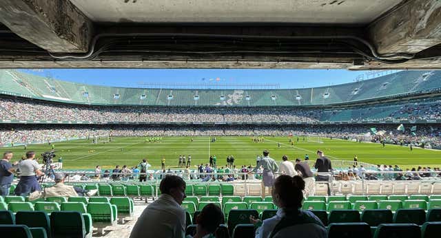 ¡Ya se vive el derbi!: ambientazos en los entrenamientos de Betis y Sevilla