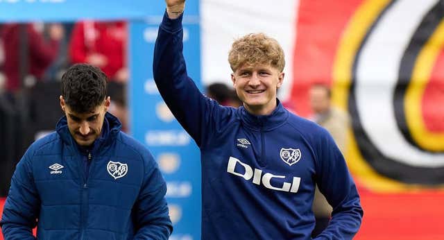 Quién es Pelayo Fernández, el central del Rayo que se estrena en Liga entre un padre leyenda y un pasado en el Barça: “Se mantiene al margen”