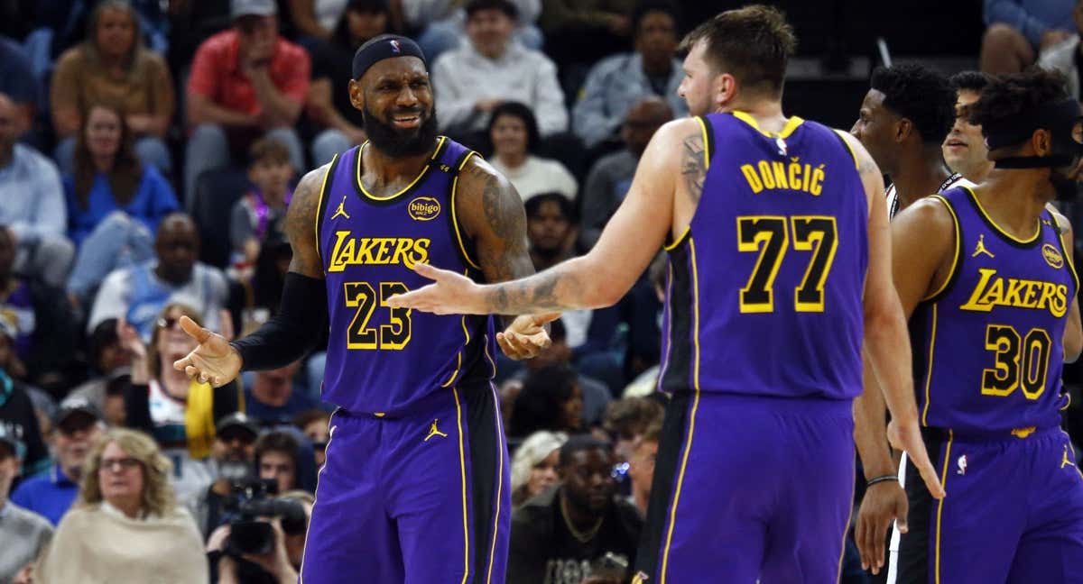 Lebron James y Luka Doncic, durante el partido entre los Grizzlies y los Lakers.