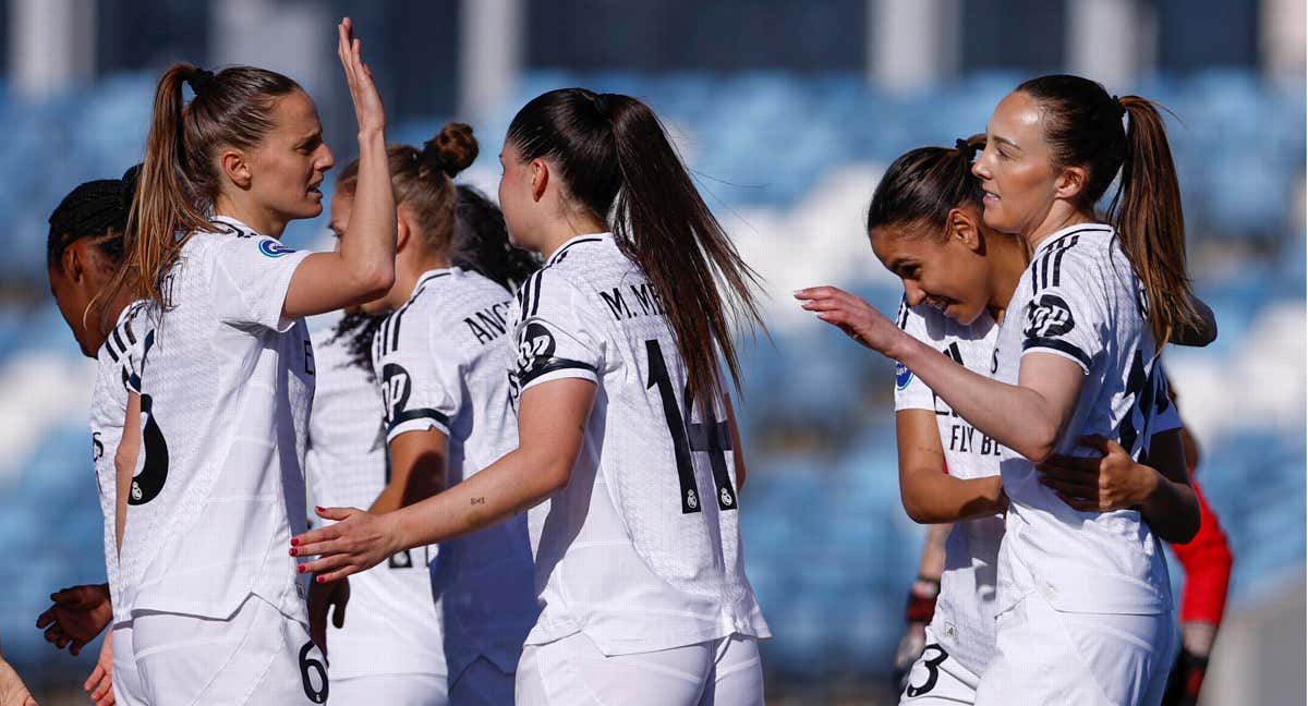 Las jugadoras del Real Madrid femenino celebrando el gol de Weir.