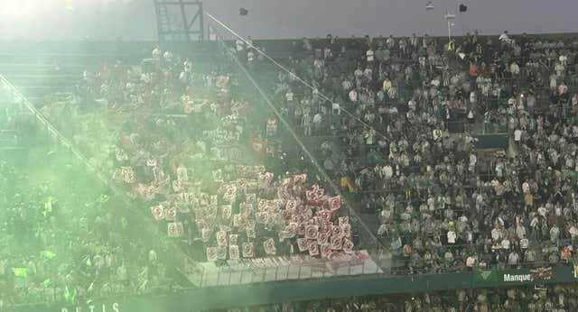 Tensión entre Betis y Sevilla por el derbi: las banderas de la polémica aparecen en el Benito Villamarín