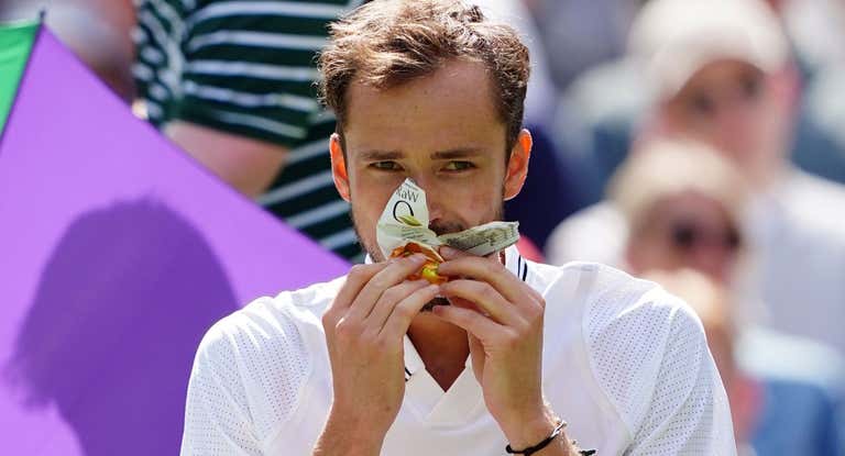 Daniil Medvedev se toma un gel durante un partido de Wimbledon 2023.
