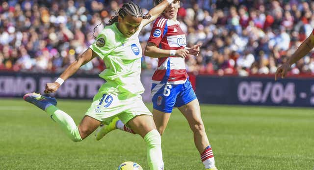Vicky López y Alexia Putellas rescatan al Barça y mantienen a raya al Real Madrid