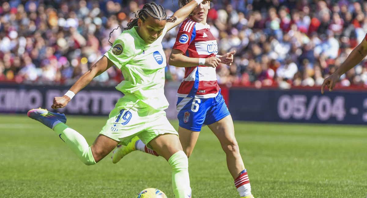 Vicky López, jugadora del Barça, chuta un balón en el partido ante el Granada en Liga F.