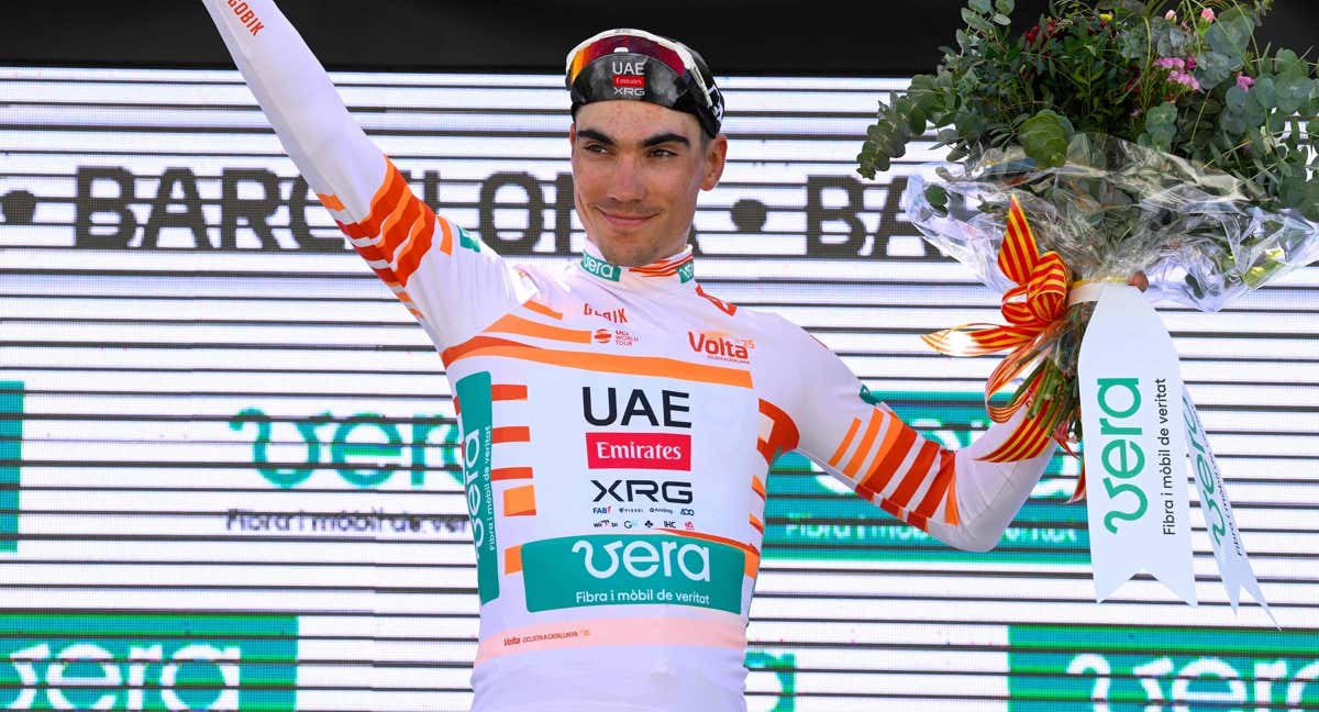 Juan Ayuso celebra en el podio de la Volta a Catalunya como mejor joven.