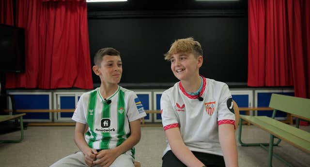 La picor y la gracia de un derbi en Sevilla se entiende cuando vas al colegio el día después: «Después de siete años ya les tocaba, que avisen cuando tengan 7 UEFA’s»
