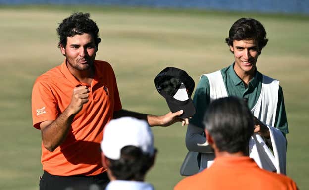 Chacarra y Hugo González, el hijo de Raúl. AFP