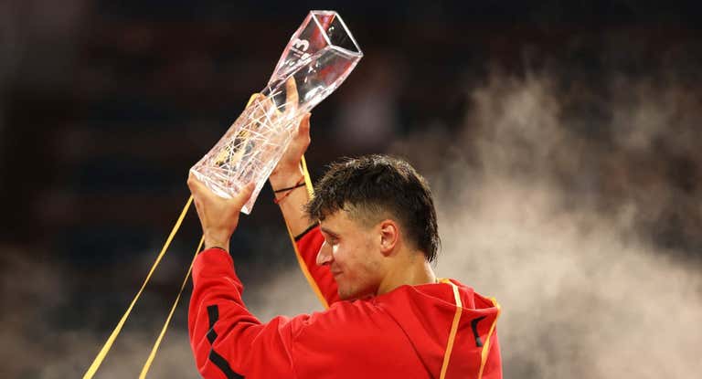 Jakub Mensik levanta el título de campeón de Miami.