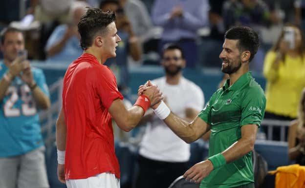 Novak Djokovic saluda a Jakub Mensik tras ganar el segundo el torneo de Miami.