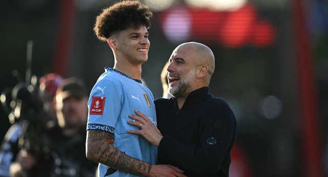Guardiola pone en el escaparate a su nueva joya de 1’95m… pero de lateral izquierdo: «No lo olvidemos, es un mediapunta»
