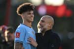 Guardiola pone en el escaparate a su nueva joya de 1'95m... pero de lateral izquierdo: «No lo olvidemos, es un mediapunta»