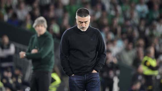 García Pimienta, pensativo durante el derbi./AFP
