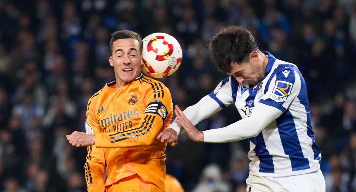 Lucas y Zubimendi pelean por un balón en la ida de las semifinales de Copa del Rey.