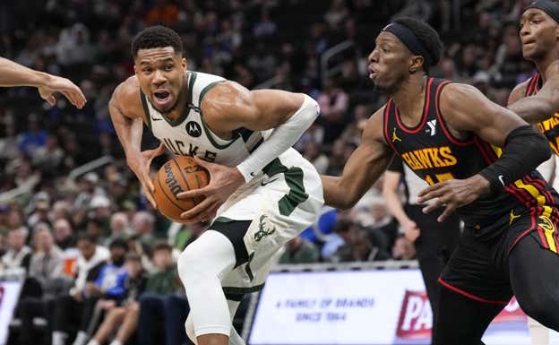 Giannis Antetokounmpo ante los Hawks. Reuters