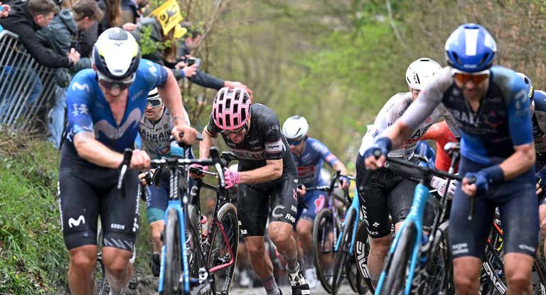 Iván García Cortina (Movistar) echa pie a tierra en el Koppenberg en el Tour de Flandes 2024.
