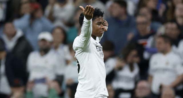 El pichichi Endrick devuelve al Bernabéu la arrancada de Ronaldo Nazario y la cuchara de Raúl para chupar menos banquillo