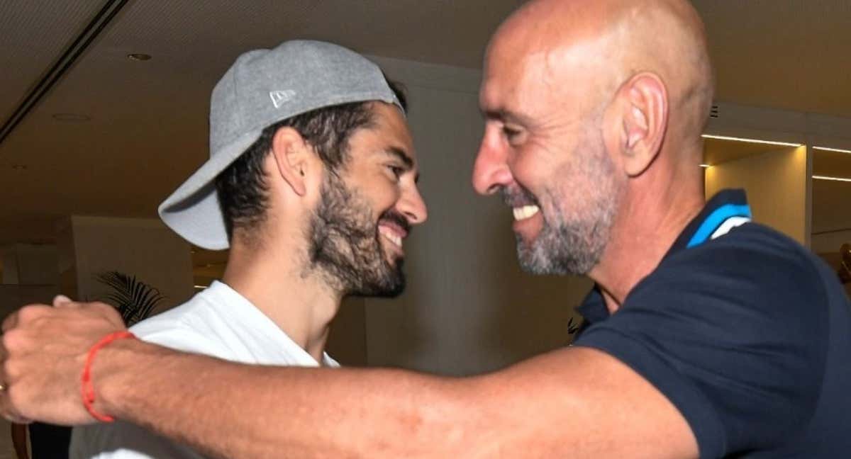 Monchi saluda a Isco cuando fichó por el Sevilla.