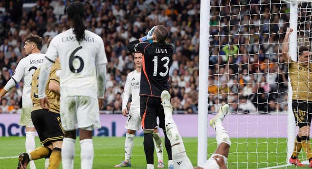 Cómo fue la locura que acabó en prórroga: caraja con roce Vinicius-Ancelotti, el fuego amigo de Alaba, subidón… y cantada del peor Lunin que se recuerda