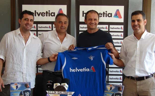 Vidakovic, junto a Gordillo, en su presentación como entrenador del Écija. ABC